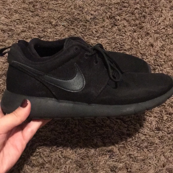 le scarpe nike roche tutto nero poshmark le scarpe nike roche tutto nero poshmark
